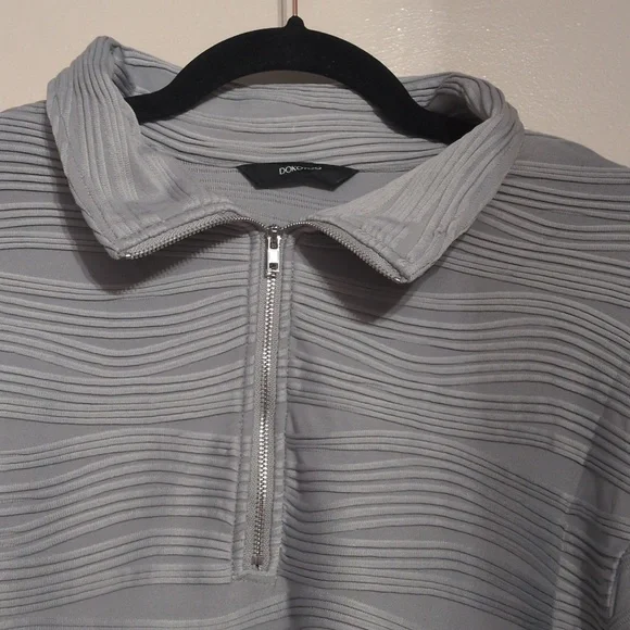 NWOT DOKOTOO women's gray zip-front textured shirt, size M - Picture 3 of 6